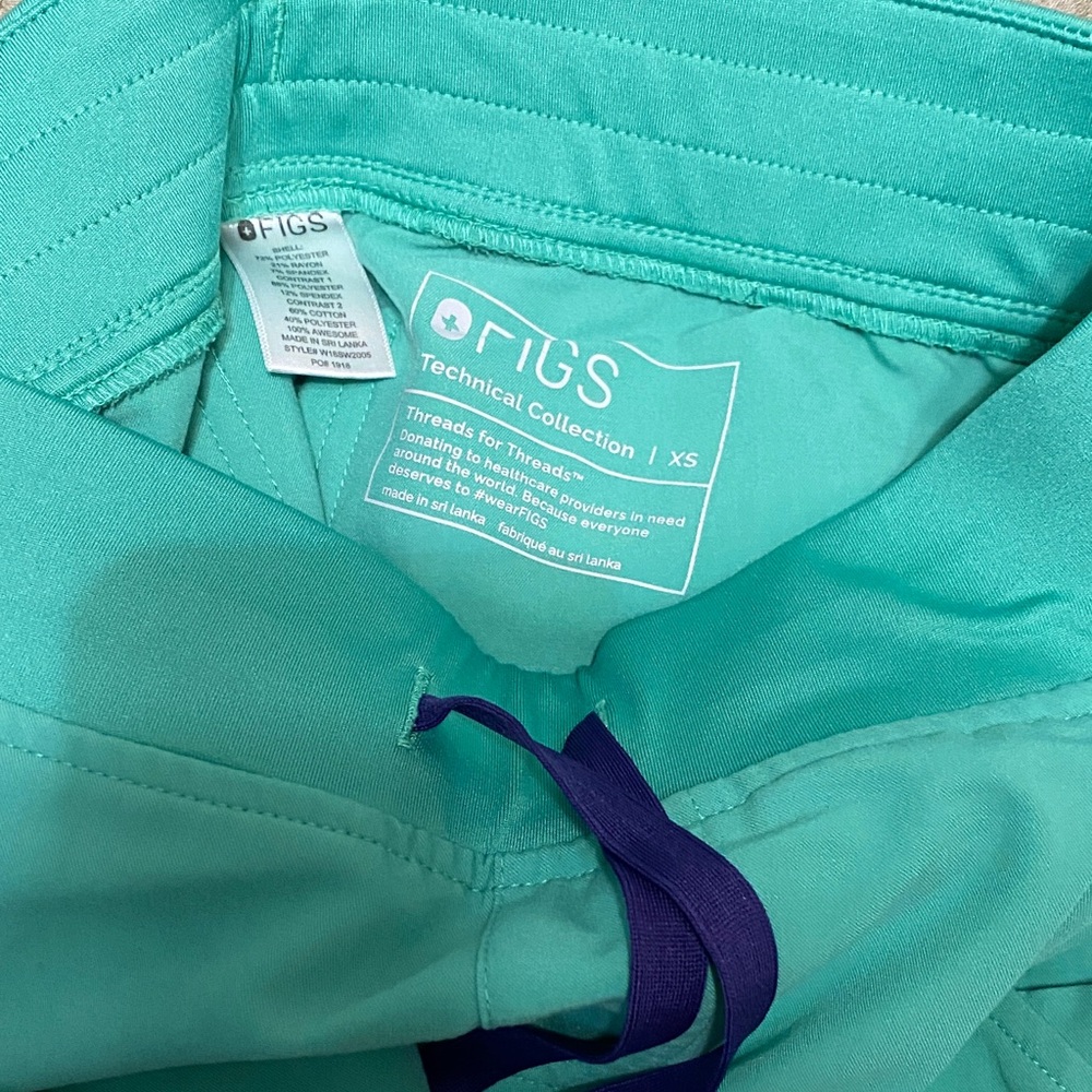 FIGS Women's Surgical Green Scrub Set - Top & Pants - Picture 2 of 2